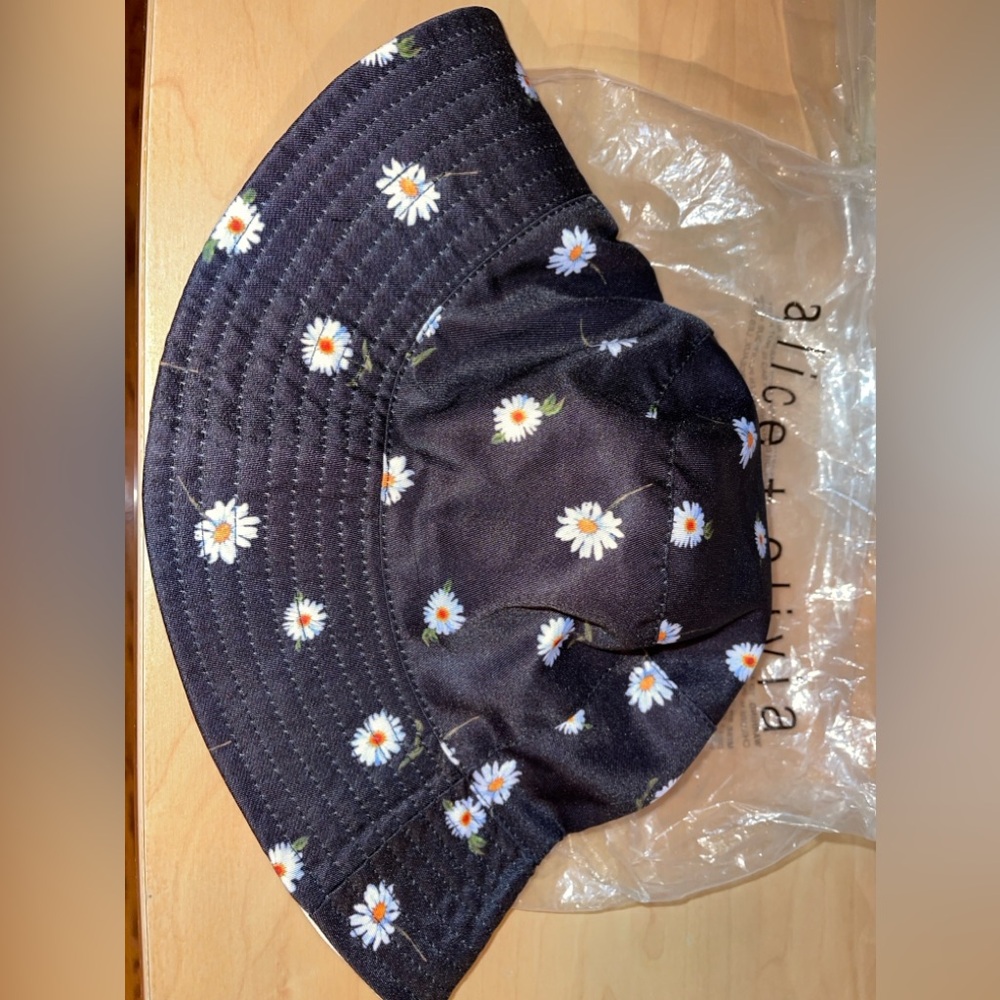ALICE + OLIVIA Reversible Bucket Hat Black Daisy Print Y2K BRAND NEW